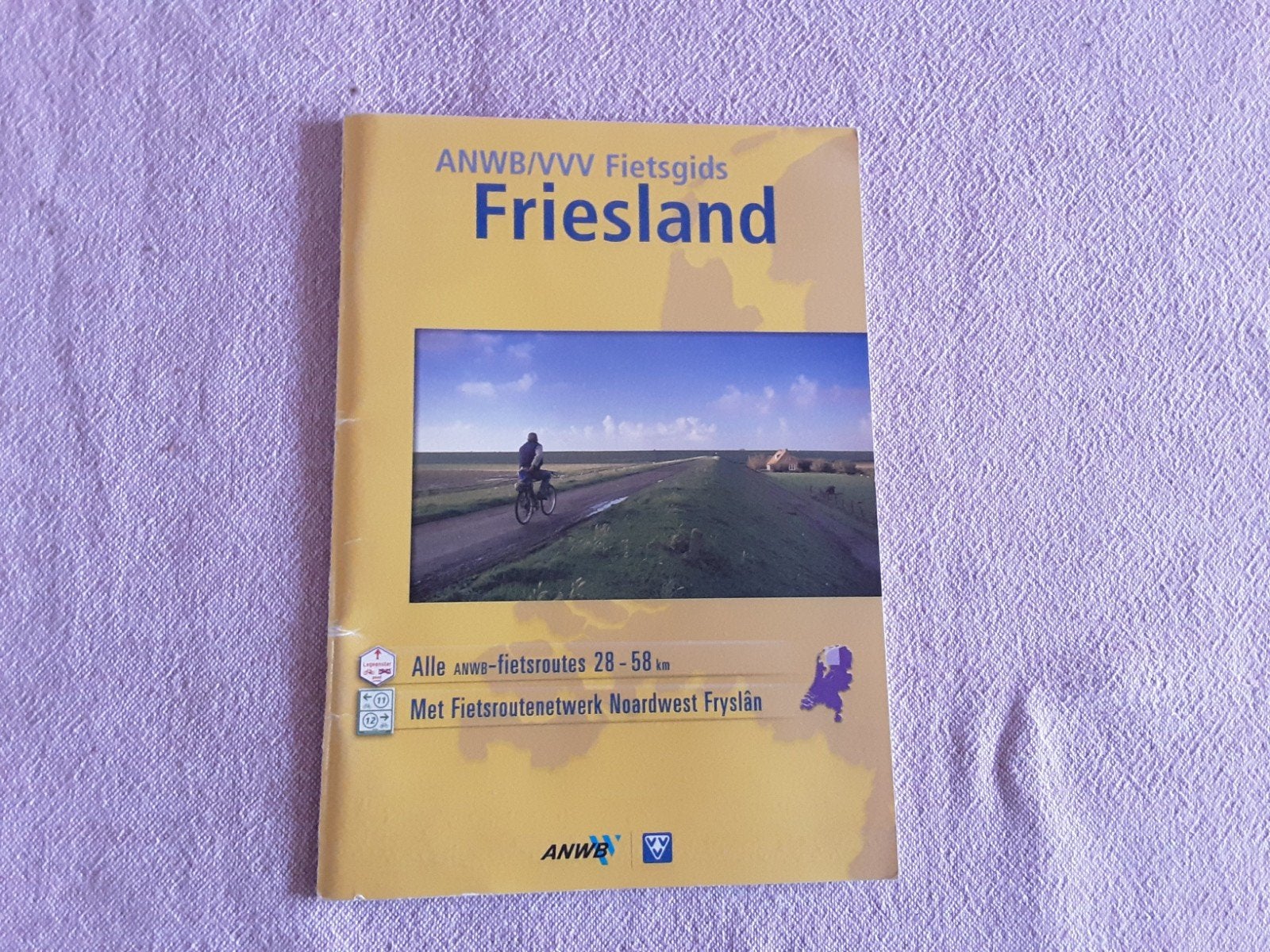ANWB/VVV Fietsgids Friesland - 12 routes + netwerk, Fiets- of Wandelgids, Ophalen of Verzenden, Zo goed als nieuw, ANWB