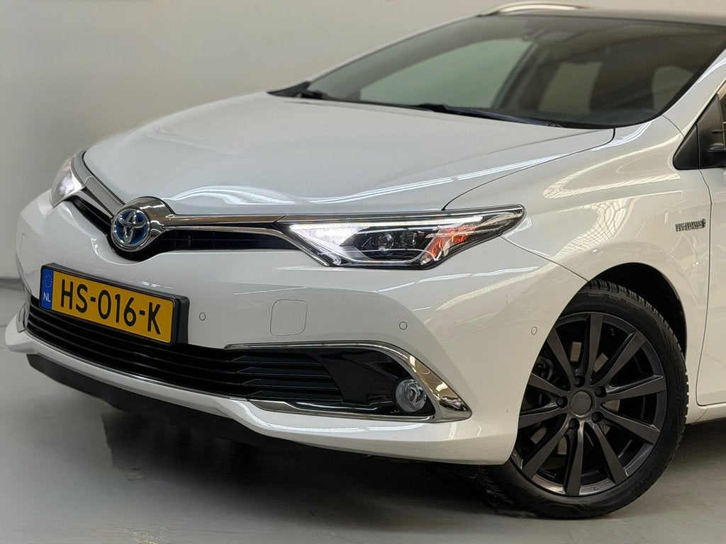 Toyota Auris Touring Sports 1.8 Hybrid Lease Pro PANO Camera, Auto's, 28 km/l, Gebruikt, Leder en Stof, Wit