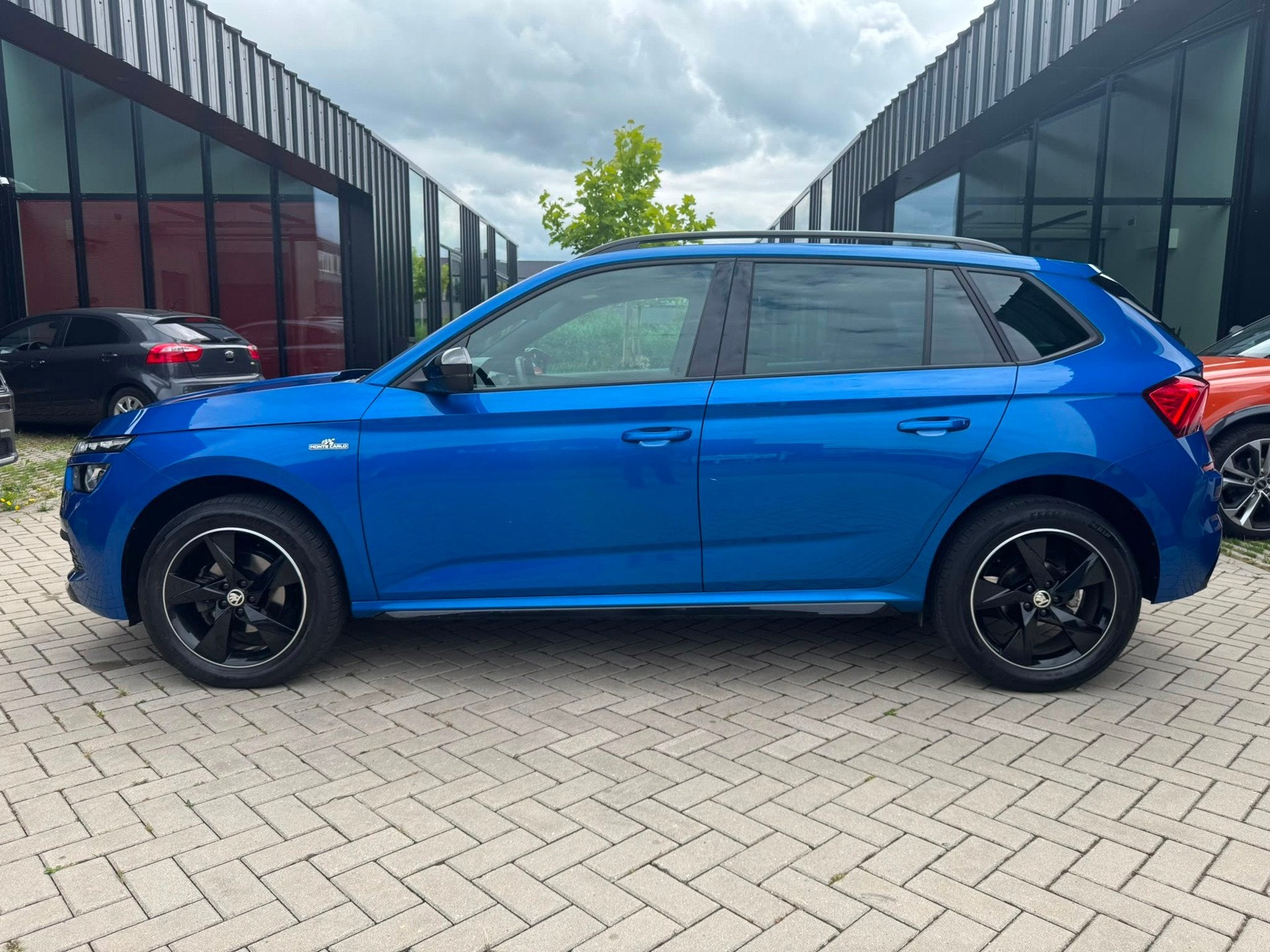 Skoda KAMIQ 1.0 TSI Monte Carlo DSG Pano Clima Navi, Auto's, Stof, Gebruikt, Blauw, 620 kg