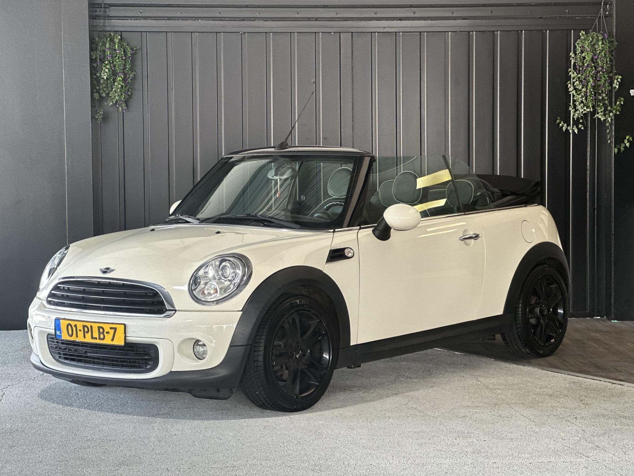 MINI Cabrio 1.6 One Chili | Airco | Leder | Parkeersensoren, Auto's, Euro 5, Gebruikt, Zwart, 4 cilinders