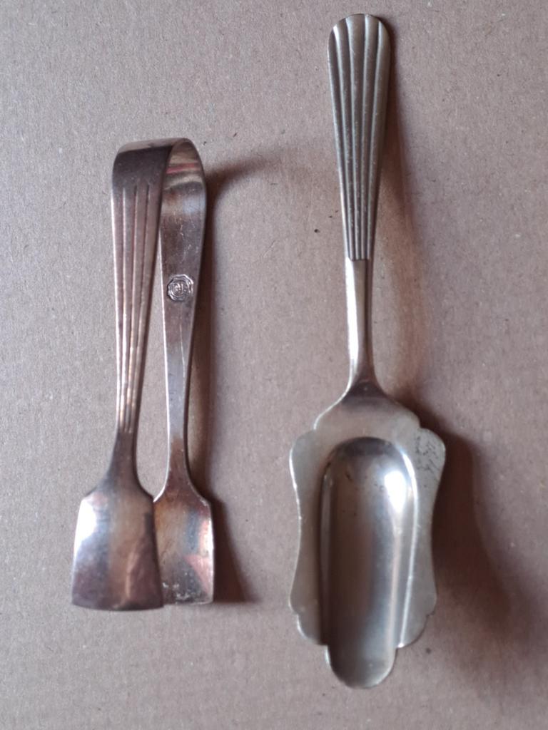 Zilver suikertang DE en suiker schepje lepel, Antiek en Kunst, Antiek | Bestek, Ophalen of Verzenden