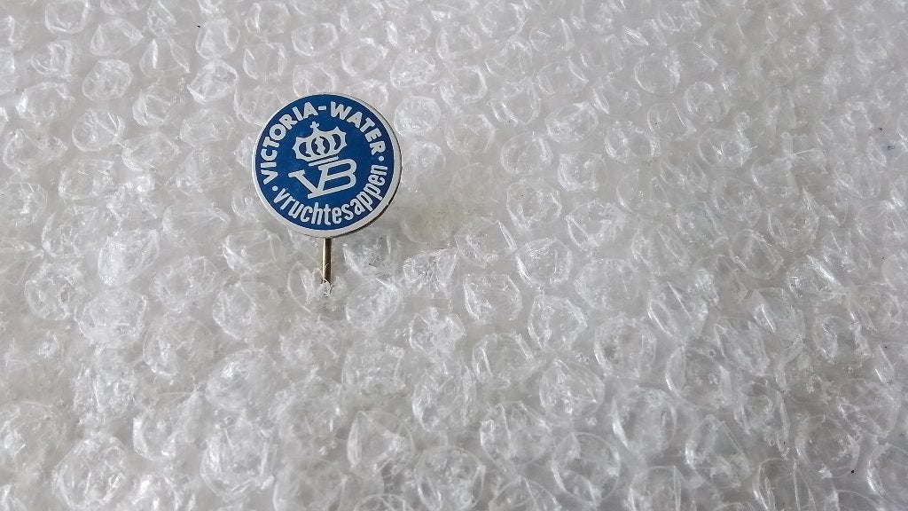 Speldje Victoria water en vruchtensappen, Verzamelen, Speldjes, Pins en Buttons, Ophalen of Verzenden, Zo goed als nieuw, Overige onderwerpen