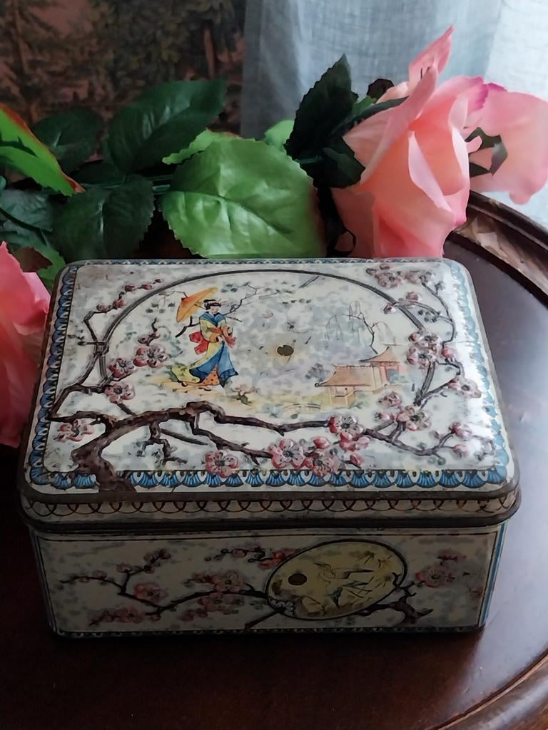 Vintage blikken doos met Japans tafereel en kersenbloesem, Ophalen of Verzenden