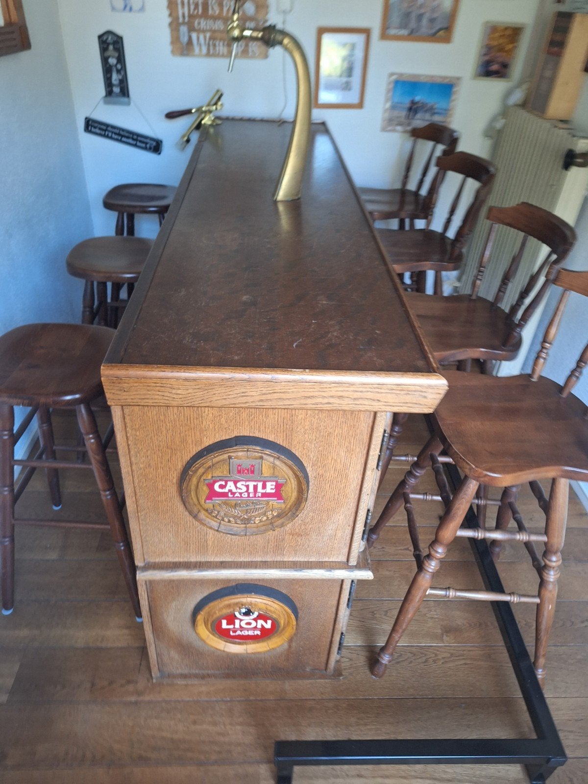 Massieve houten bar met tap en barkrukken, Ophalen, Gebruikt, Inclusief barstoelen