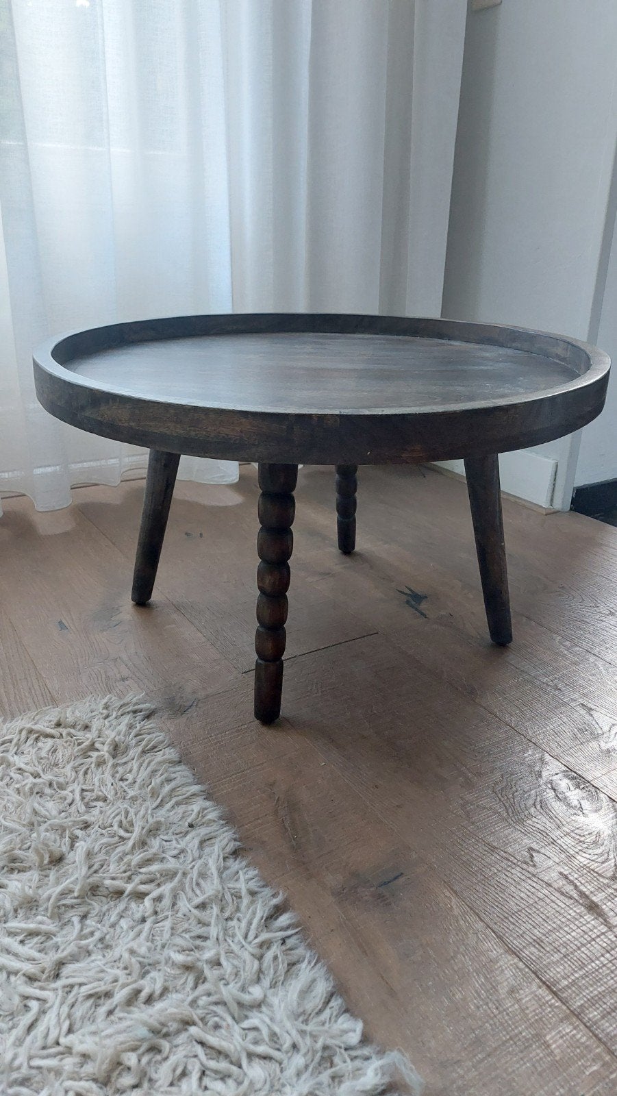 Ronde houten salontafel met gedraaide poot, Huis en Inrichting, Tafels | Salontafels, Ophalen of Verzenden, Rond, 50 tot 100 cm
