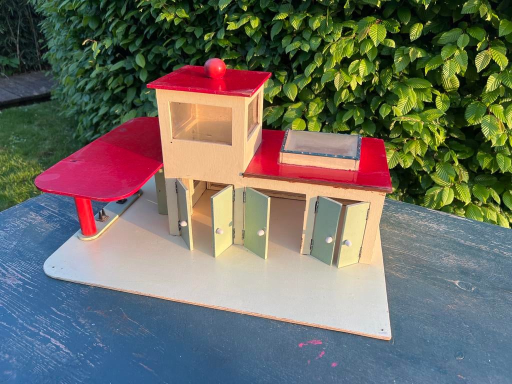 Vintage houten speelgoed garage met tankstation, Ophalen, Gebruikt, Jongen of Meisje