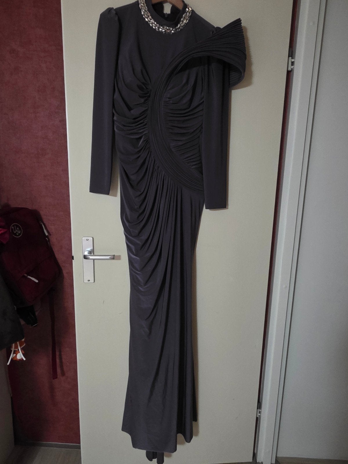 Elegante avondjurk met strass hals en draperieën, Maat 38/40 (M), Ophalen of Verzenden, Grijs, Onder de knie