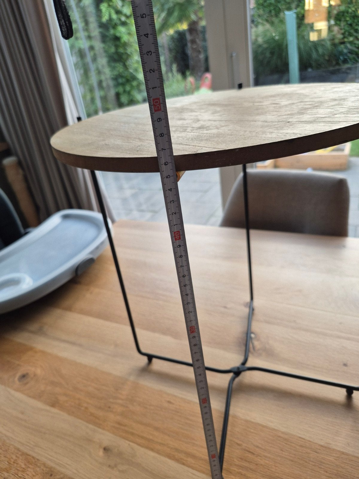 Ronde bijzettafel met houten blad en metalen onderstel, Huis en Inrichting, Minder dan 55 cm, Gebruikt, Rond, Hout