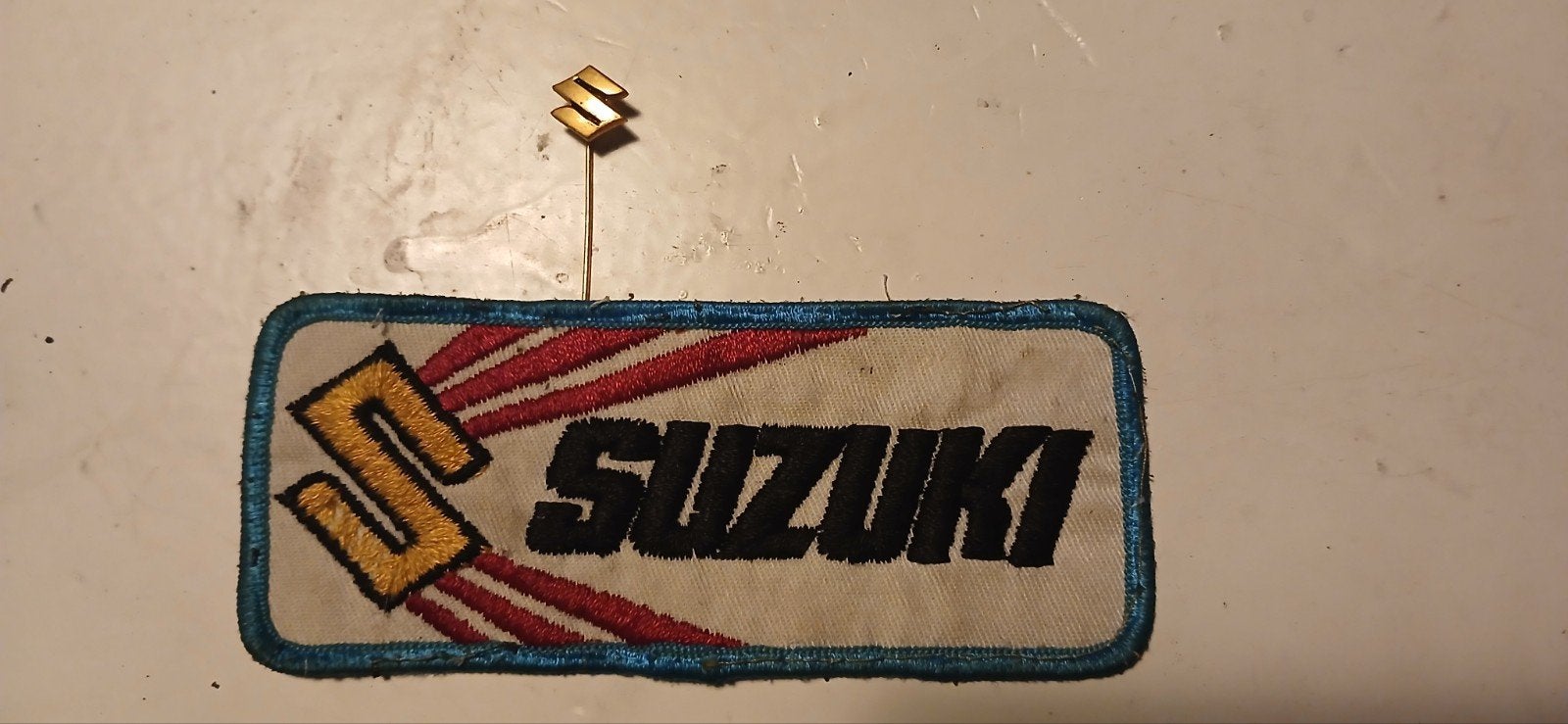 VINTAGE SUZUKI MERK PATCH EN EEN SPELDJE, Ophalen of Verzenden, Gebruikt, Auto's