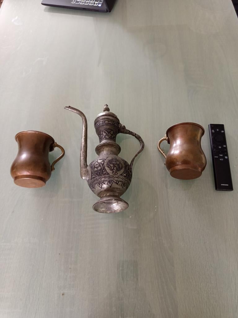 Oude waterkruik met decoratie en twee bekers, Ophalen of Verzenden