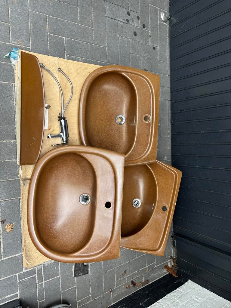 3 Vintage wasbakken bruin met kraan en planchet, Doe-het-zelf en Verbouw, Sanitair, Ophalen, Gebruikt, Wastafel