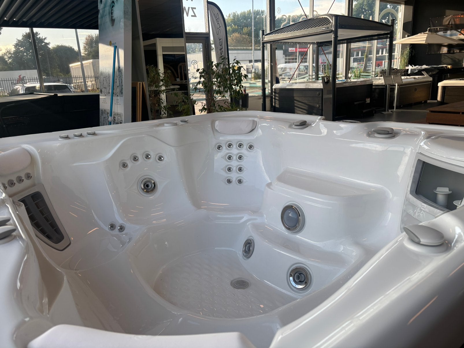 Foto 5 van HotSpring Grandee jacuzzi bj. 2021 (7-p ) Driftwood / White
