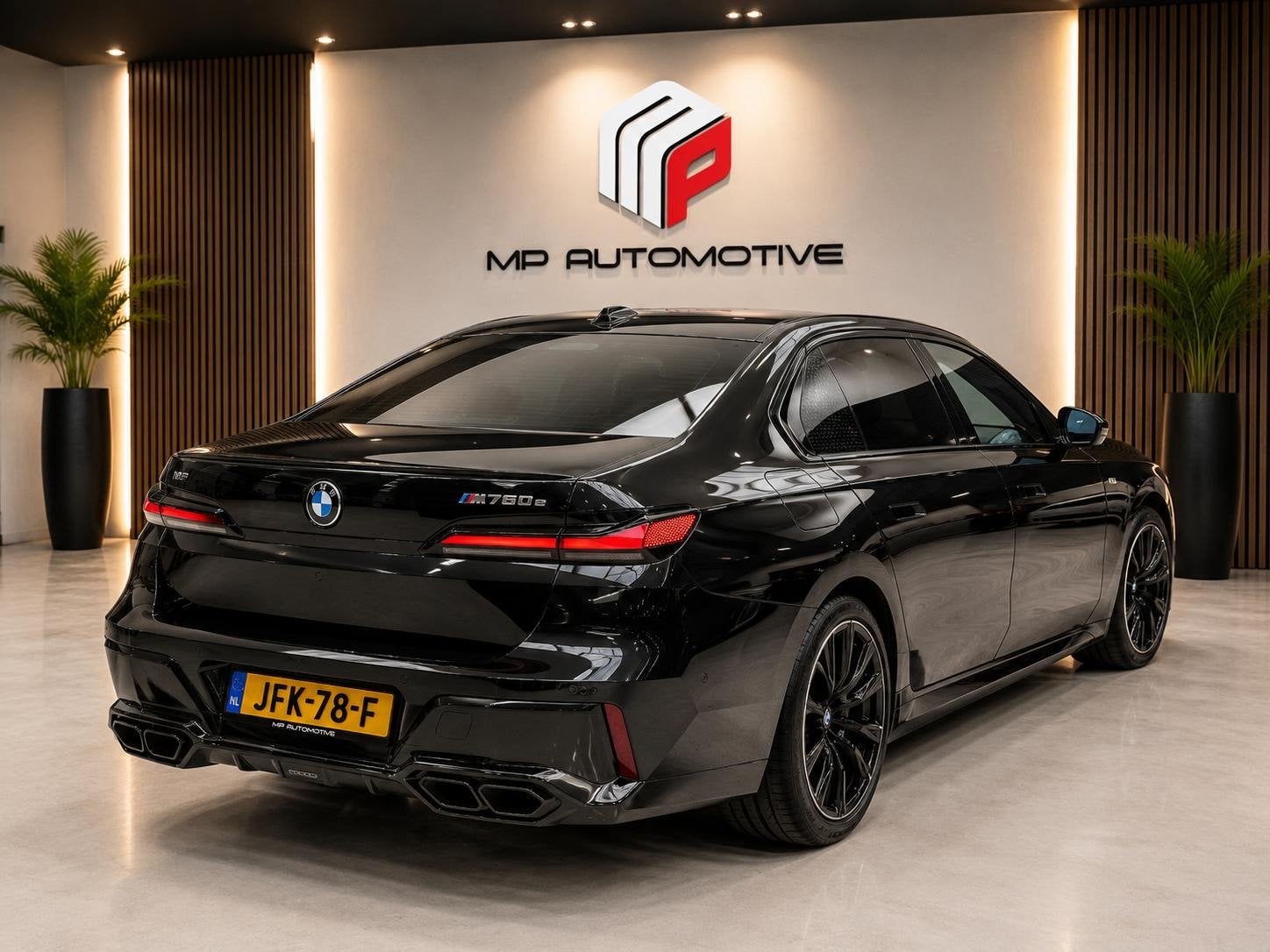 BMW 7-serie M760e xDrive M-Sport|B&W|SkyL|Rear Seat|Theater, Auto's, Automaat, Dealer onderhouden, 2000 kg, Zwart