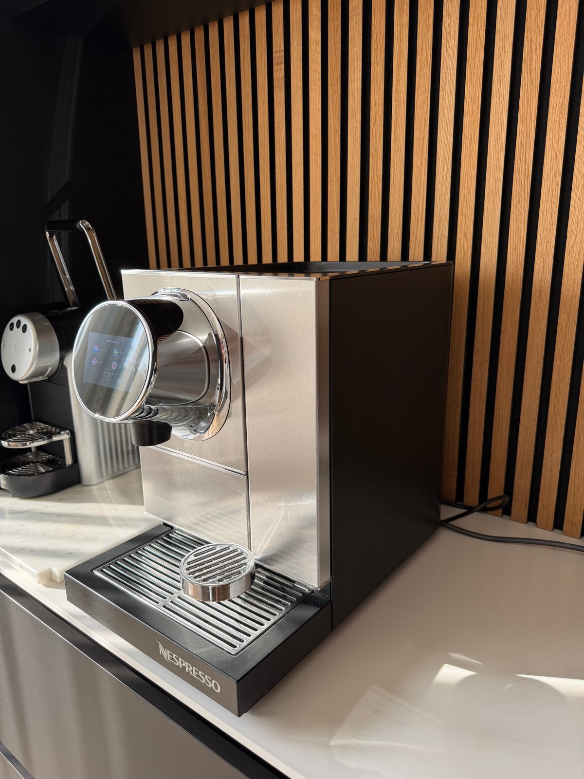 Nespresso Momento Koffie Automaat met Waterfilter, Ophalen, Koffiemachine, Zo goed als nieuw, Koffiepads en cups