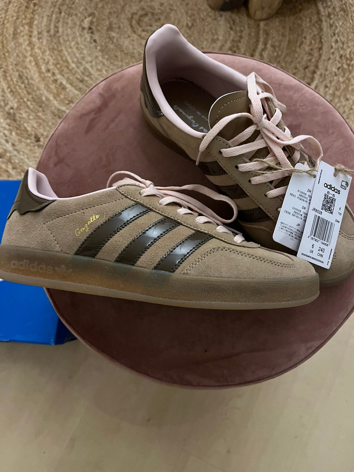 NW ADIDAS special sneakers nwprijs 240,-met prijs krtje mt39, Nieuw, Ophalen of Verzenden, Sneakers of Gympen, Roze