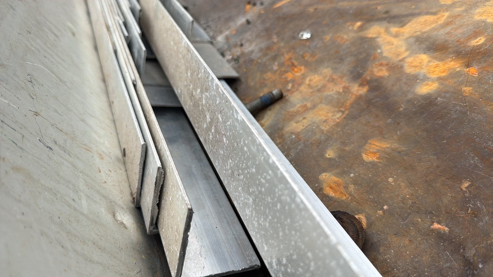 Te koop aluminium hoek profielen, Doe-het-zelf en Verbouw, Metalen, Ophalen of Verzenden, Zo goed als nieuw, Aluminium