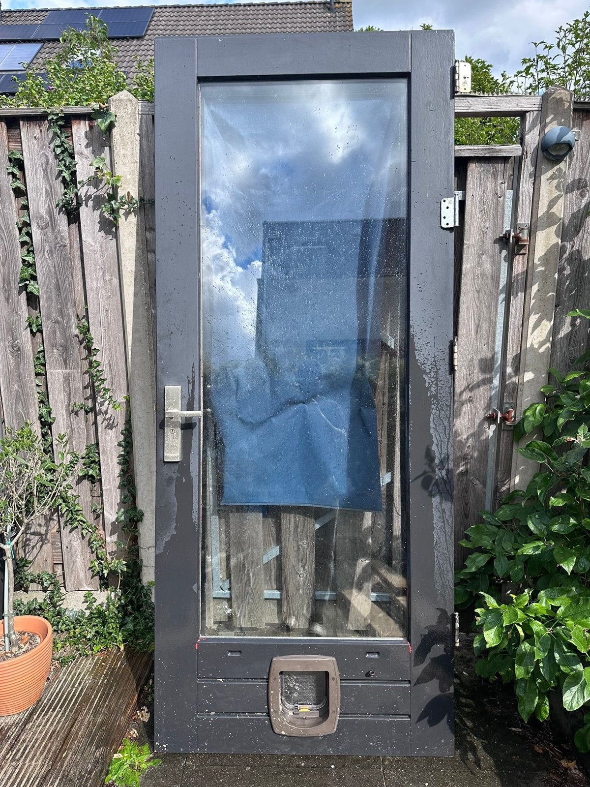 Gebruikte buitendeur met glas en kattenluik, Doe-het-zelf en Verbouw, Deuren en Horren, Ophalen, Gebruikt, 80 tot 100 cm, 200 tot 215 cm