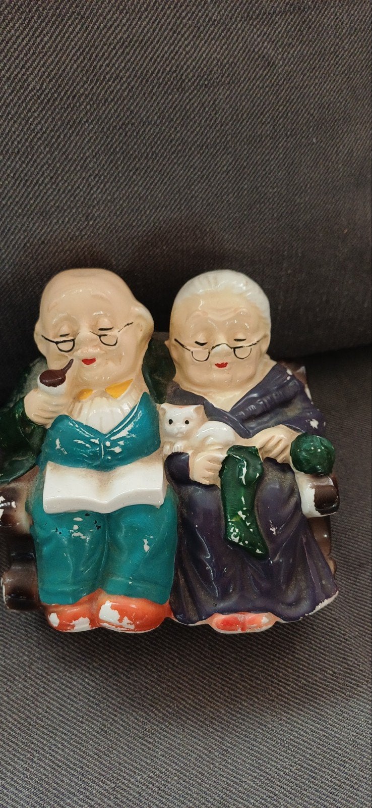 Stenen Spaarpot opa en oma in rommelstoel ( gaat echt heen e, Ophalen of Verzenden, Gebruikt, Steen, Aardewerk of Keramiek, Overige thema's