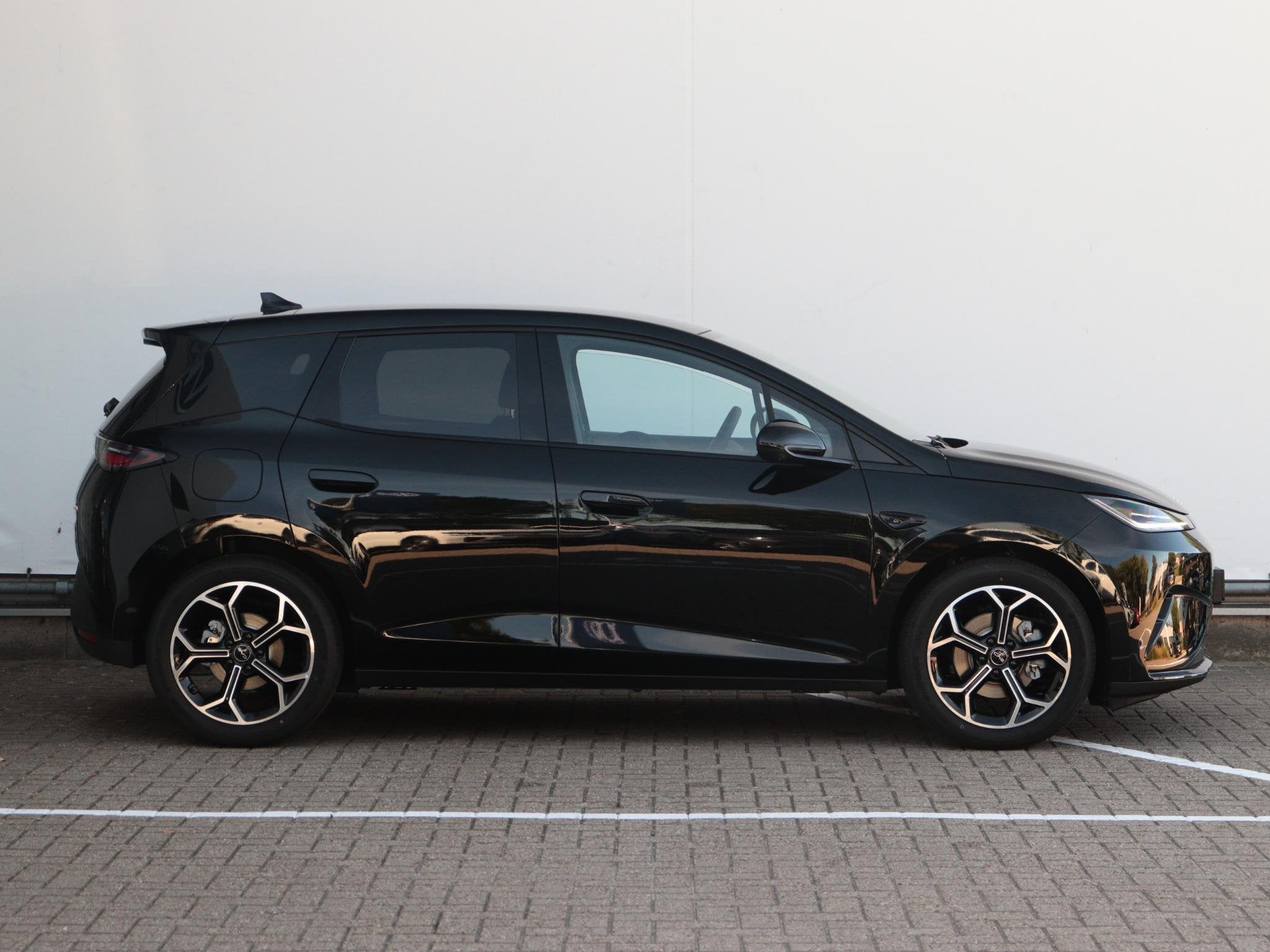 BYD DOLPHIN G 1.5L DM-i Comfort | 105km elektrisch | Panoram, Auto's, BYD, Dolphin, 4 cilinders, Leder en Stof, Zwart
