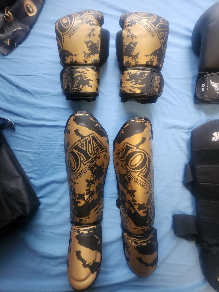 Joya Fight Gear Boksset: Handschoenen & Scheenbeschermers, Ophalen, Gebruikt, Bokshandschoenen