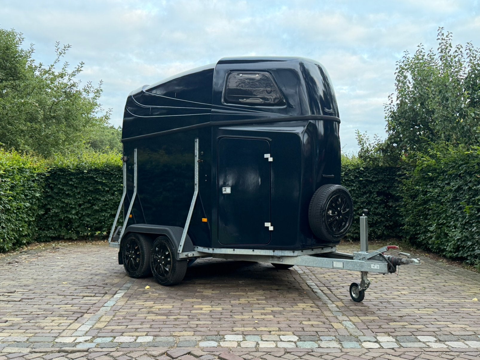 Mooie 2 paards hotra met aluminium vloer en zadelkamer