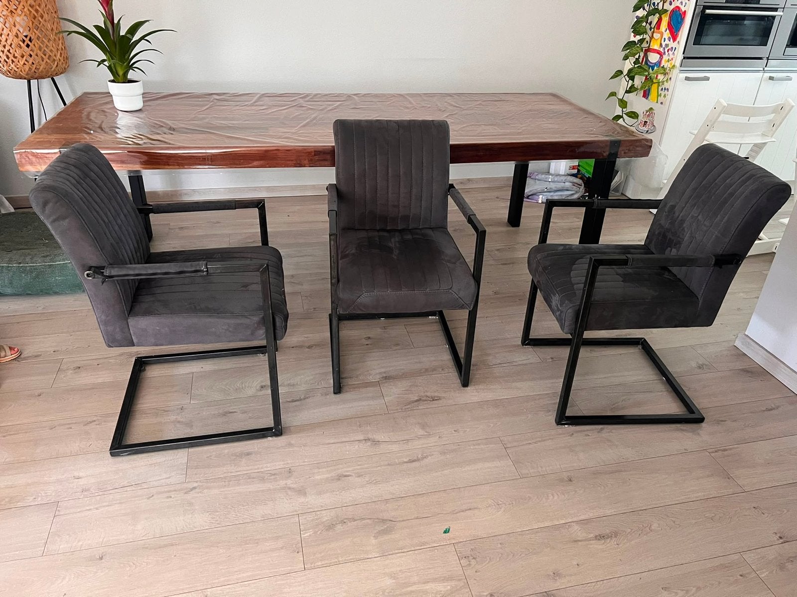 Set van 3 donkergrijze eetkamerstoelen met armleuningen, Ophalen, Drie, Zo goed als nieuw, Metaal