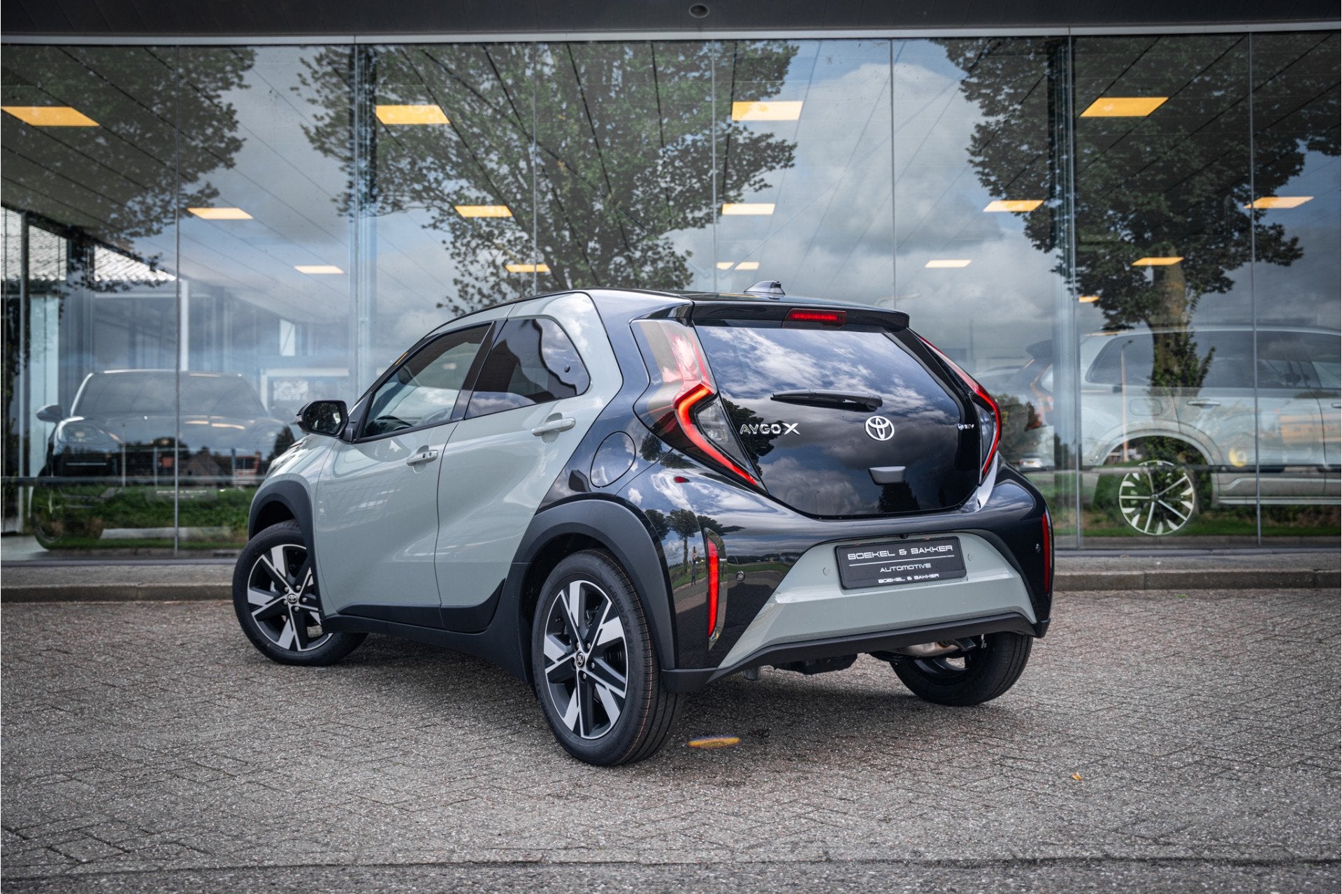 Toyota Aygo X Hybrid 115 pulse Automaat * Stoelverwarming *, Stof, Zwart, 4 stoelen, 26 km/l