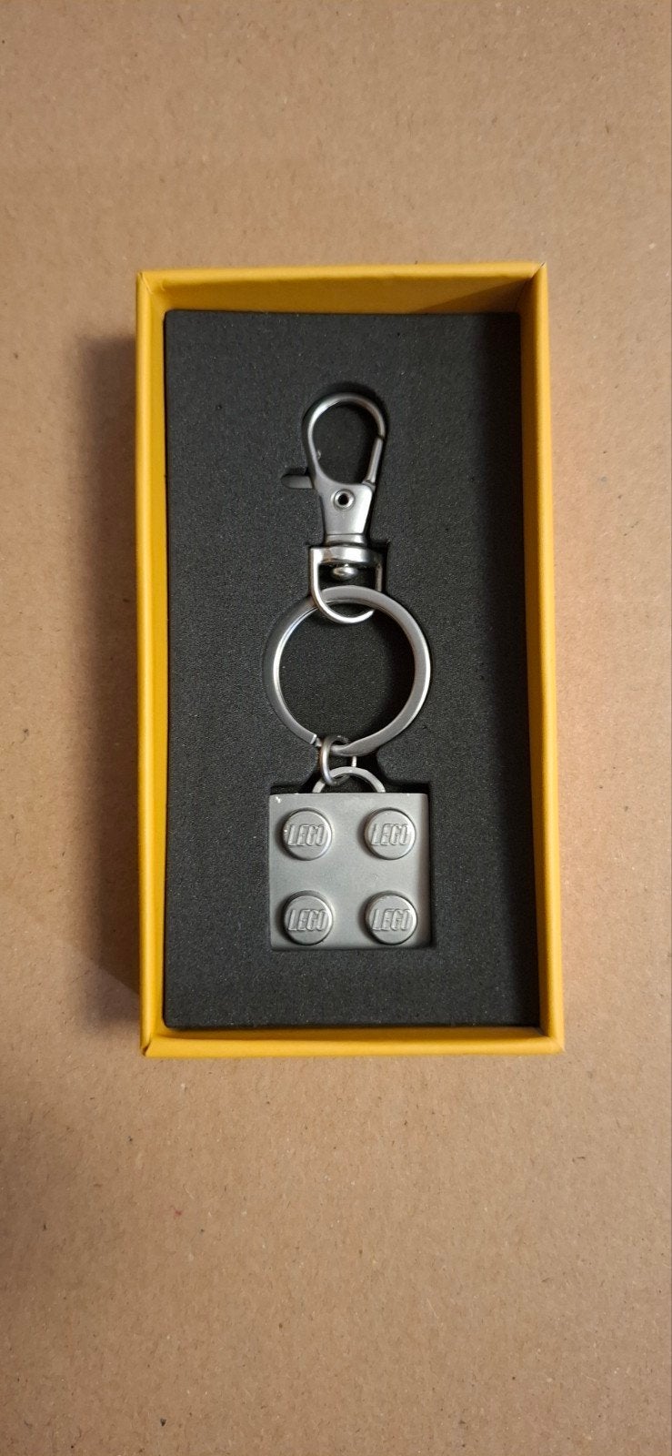 LEGO 90 jaar speelplezier metalen sleutelhanger, Verzamelen, Ophalen of Verzenden, Nieuw