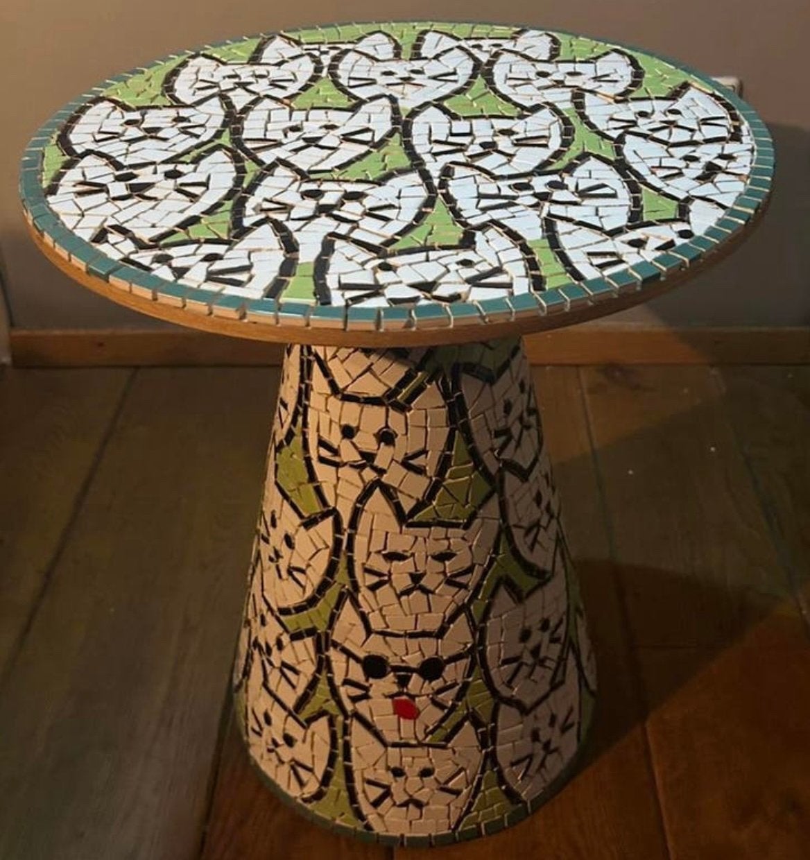 Uniek mozaïek bijzettafeltje met katten design, Overige materialen, Minder dan 55 cm, Rond, Zo goed als nieuw
