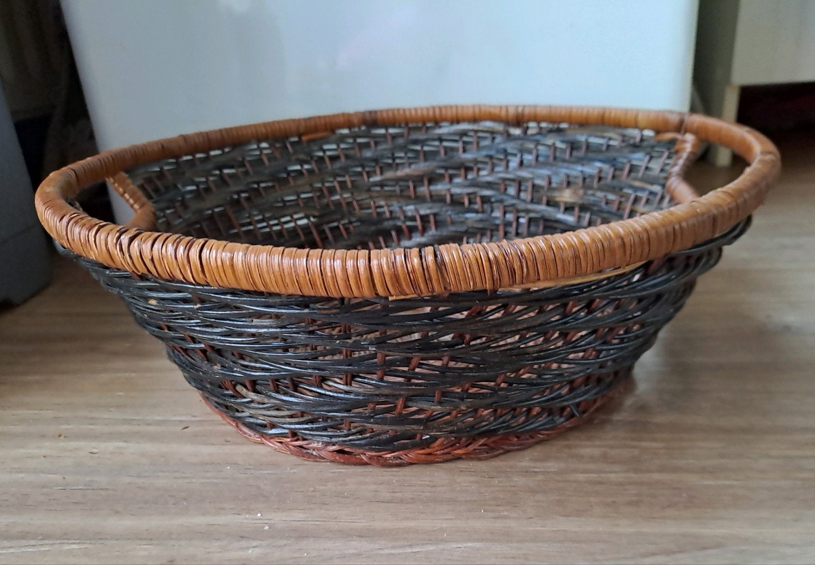 Vintage decoratieve rieten mand rond- Bruin en zwart, Gebruikt, Mand, Rond, Ophalen of Verzenden