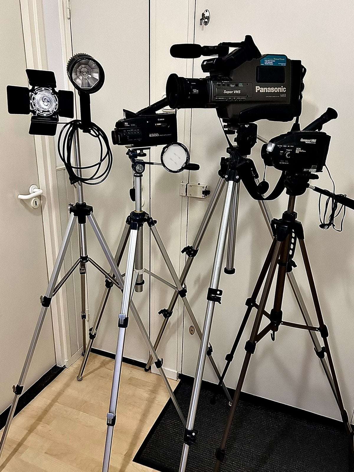 Diverse camcorders op statief voor decoratie of hobby., Audio, Tv en Foto, Videocamera's Analoog, Ophalen of Verzenden, VHS of SVHS
