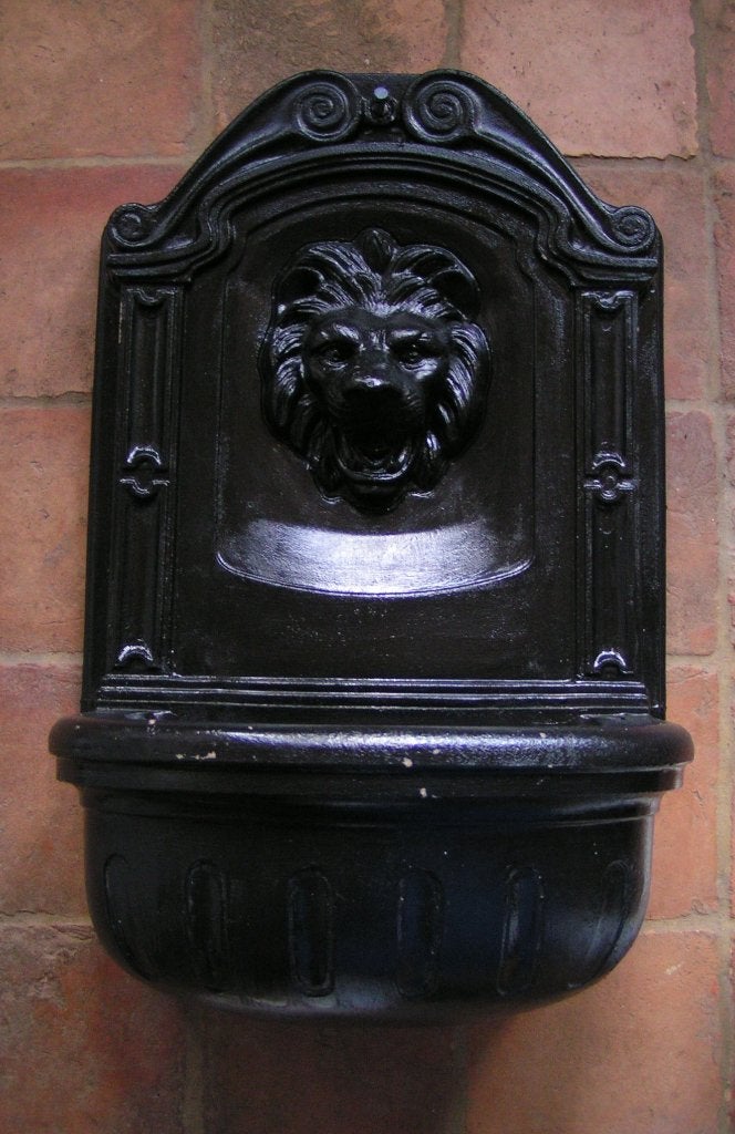 tuin fontein met leeuwenkop nr EE 703, Tuin en Terras, Ophalen, Zo goed als nieuw, Kunststof, Fontein