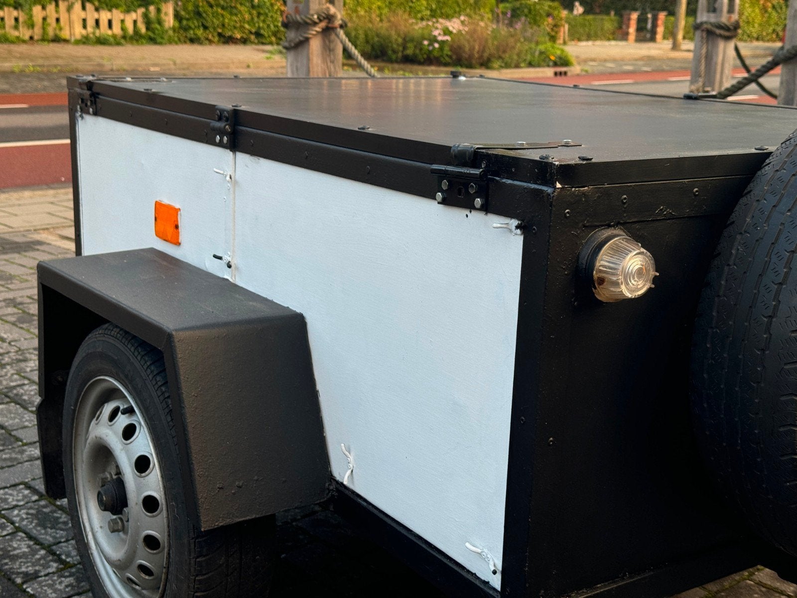 Compacte aanhanger met deksel en reservewiel, Ophalen, Gebruikt