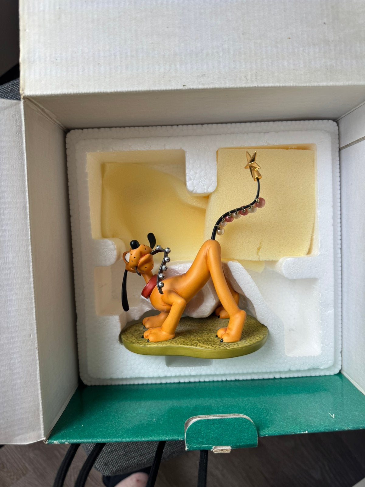 Disney wdcc pluto holliday met certificaat, Verzamelen, Disney, Verzenden, Goofy of Pluto, Nieuw, Beeldje of Figuurtje