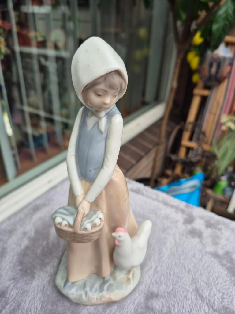 NAO beeldje: Meisje met kippen en eieren, Ophalen of Verzenden