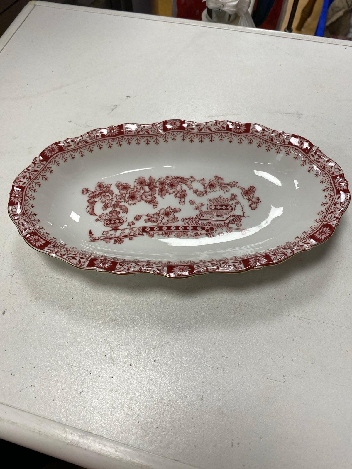 Ovale schaal met rood bloemmotief - Porselein, Ophalen of Verzenden