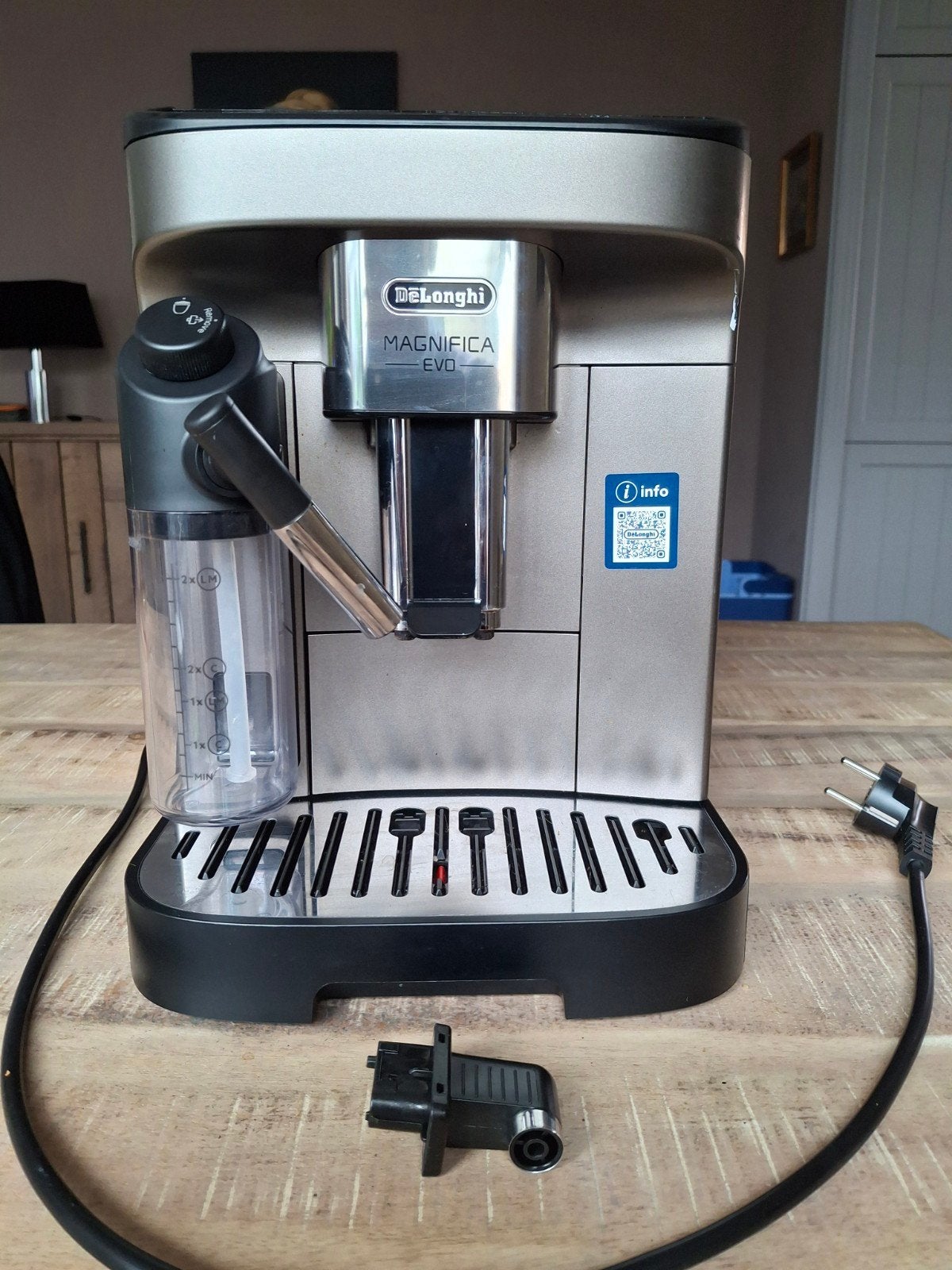 De'Longhi Magnifica Evo volautomatische espressomachine, Espresso apparaat, 10 kopjes of meer, Zo goed als nieuw, Afneembaar waterreservoir
