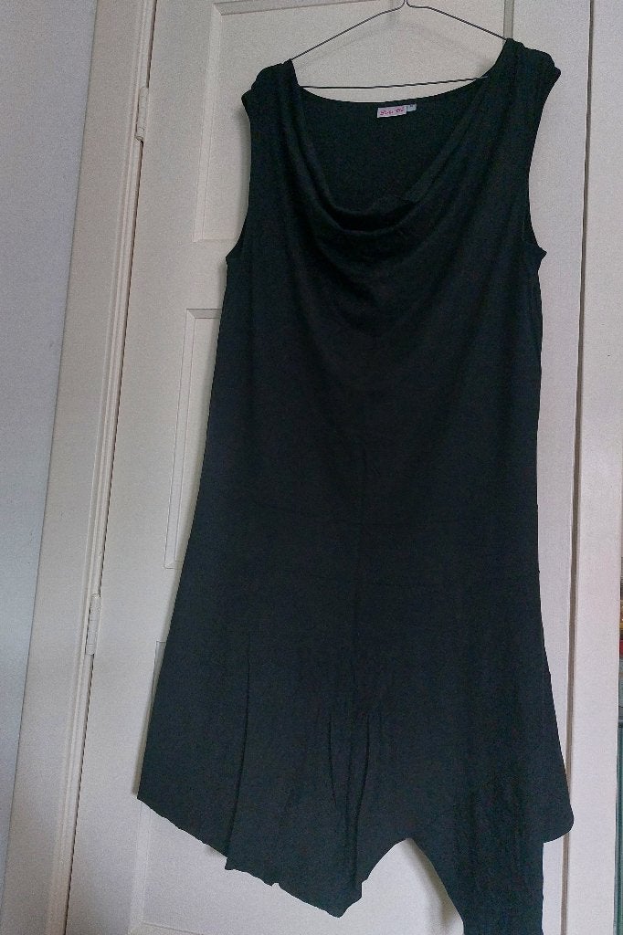 Longtop/jurk zwart mouwloos watervalhals, mt 48, Liefs Bo, Nieuw, Ophalen of Verzenden, Jurk