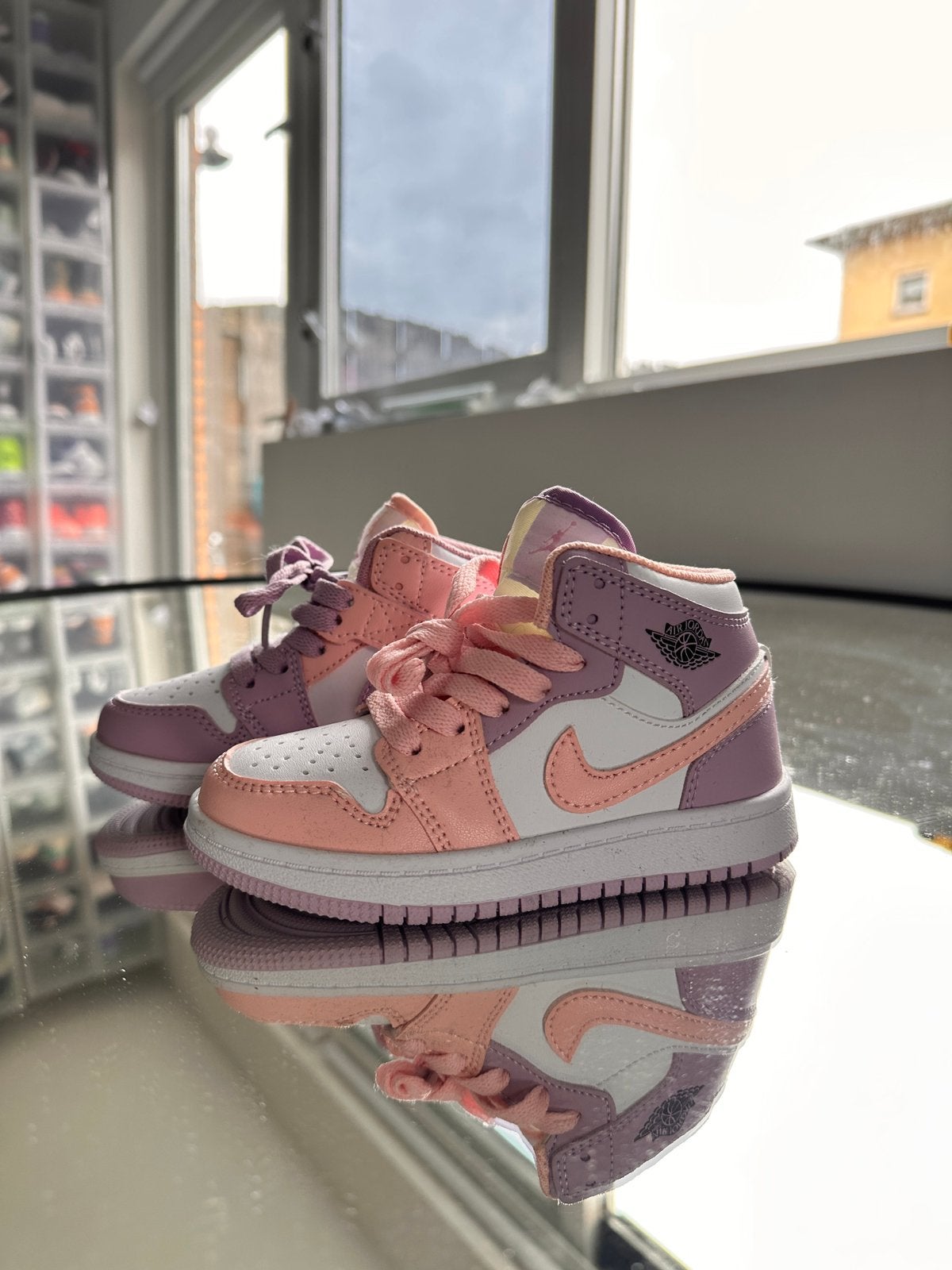 Nike Air Jordan 1 Mid (Kids) Roze/Lila – Maat 26, Kinderen en Baby's, Kinderkleding | Schoenen en Sokken, Zo goed als nieuw, Ophalen of Verzenden