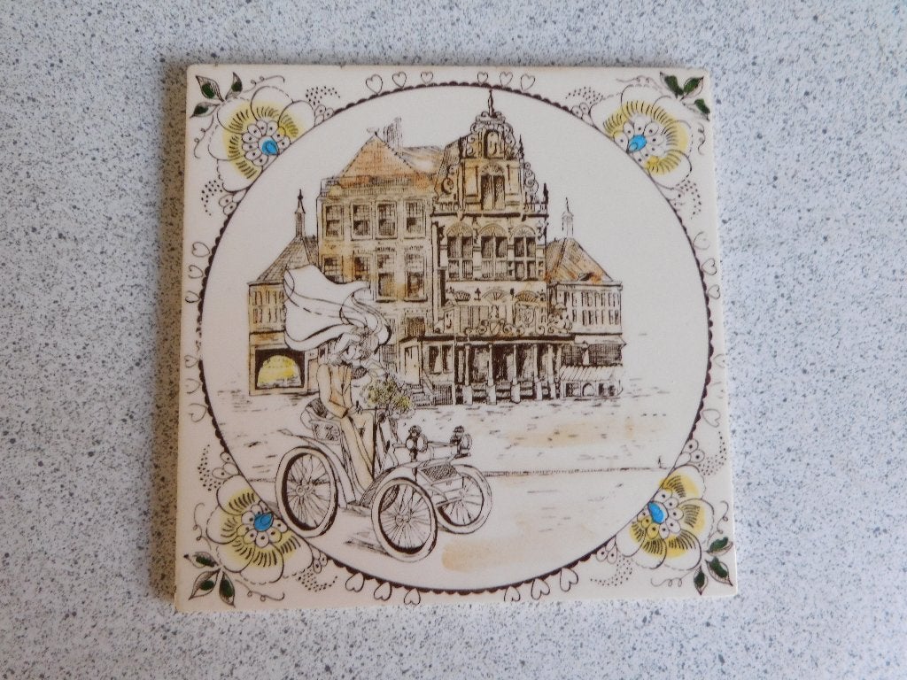 Siertegel 15,5x15,5 cm. Bruidspaar op Fiets en Koets, Ophalen of Verzenden