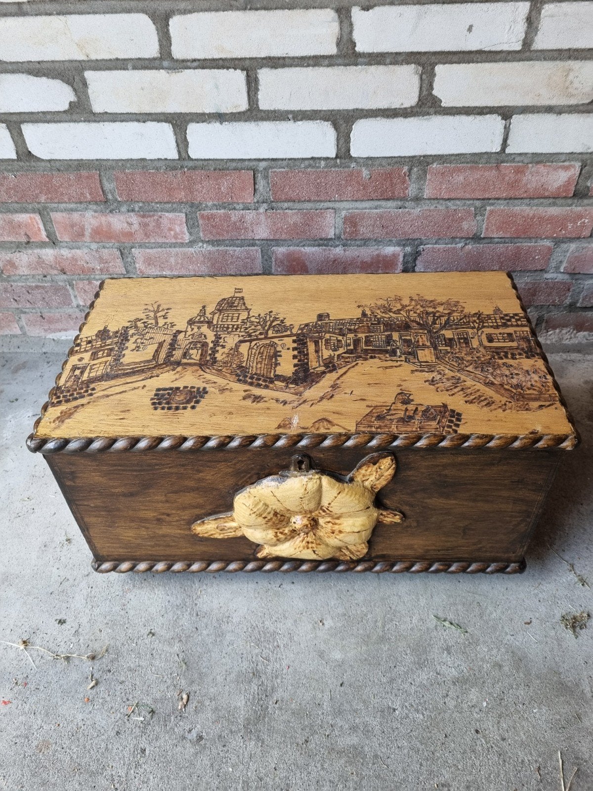 Oude bewerkte naaikist met inhoud., Antiek en Kunst, Curiosa en Brocante, Ophalen