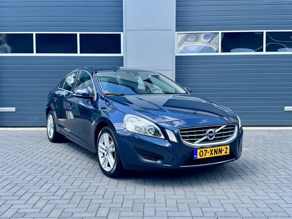 Volvo S60 1.6 T3 Momentum NAP/ Navi/ Cruise/ Climate/ Zeer g, Voorwielaandrijving, Stof, Gebruikt, Zwart
