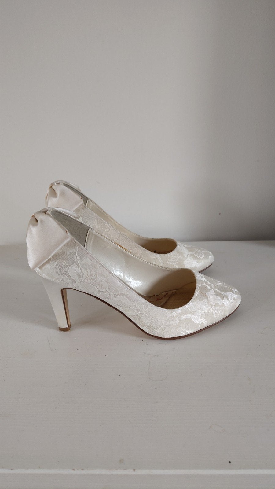 Elegante trouwschoenen met kant en strik - Maat 36, Pumps, Wit, Zo goed als nieuw, Else