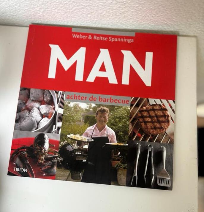 Man Achter De Barbecue WEBER kookboek bbq tips, Tuin en Terras, Barbecue-accessoires, Ophalen of Verzenden, Nieuw