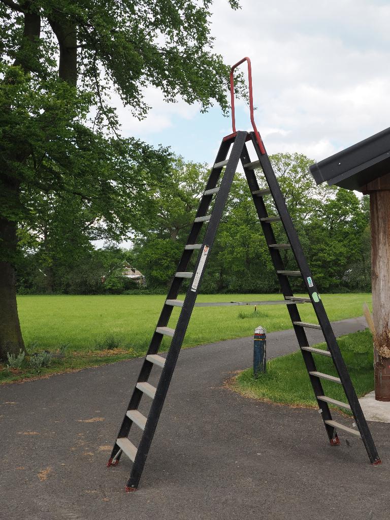Hoge Altrex Taurus trap, uitstekende staat, Doe-het-zelf en Verbouw, Ophalen, Zo goed als nieuw, Trap, 2 tot 4 meter