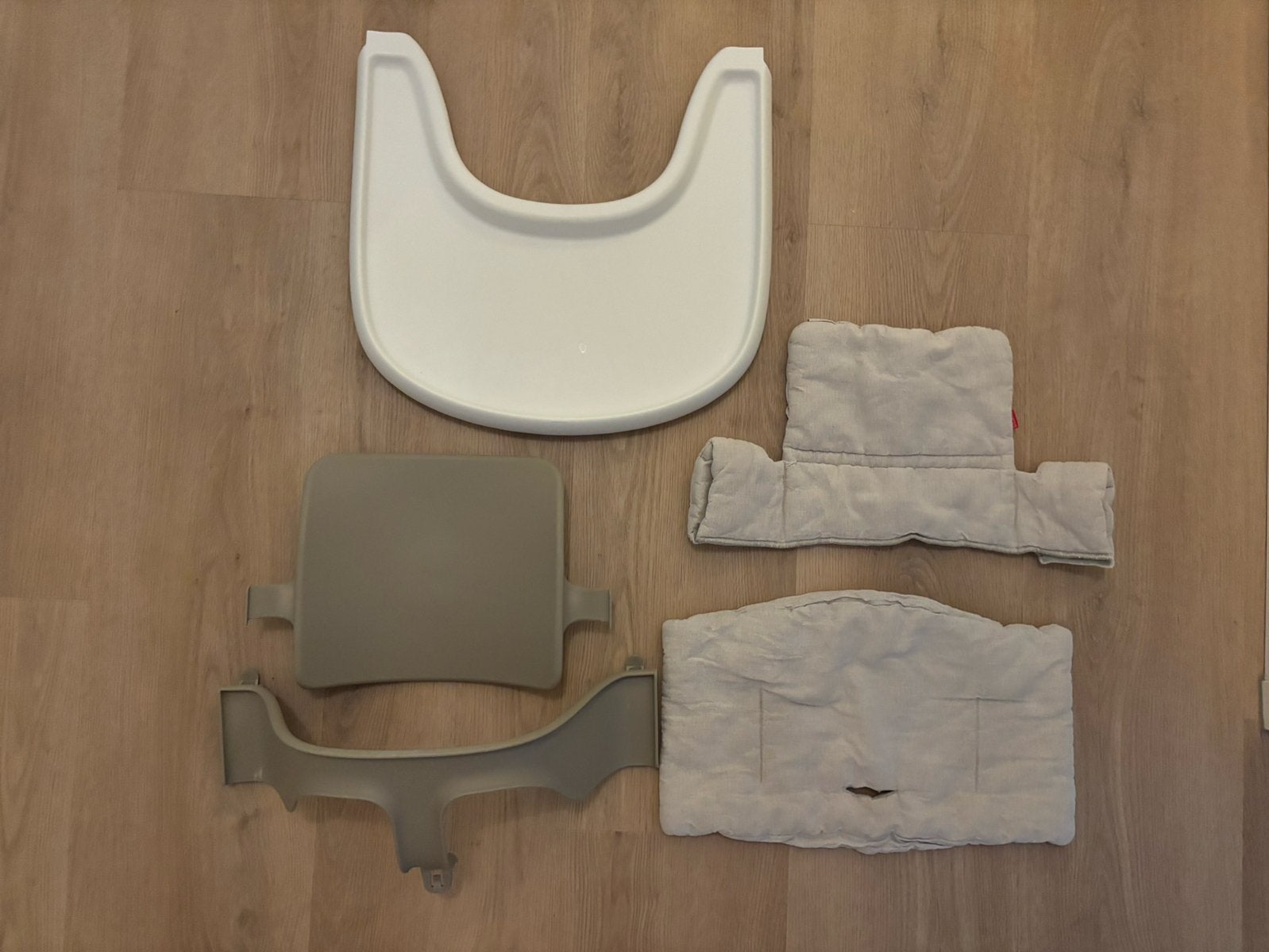 Stokke dienblad (wit), babyset (beige) en kussenset (beige), Kinderen en Baby's, Kinderstoelen, Ophalen, Zo goed als nieuw, Meegroeistoel