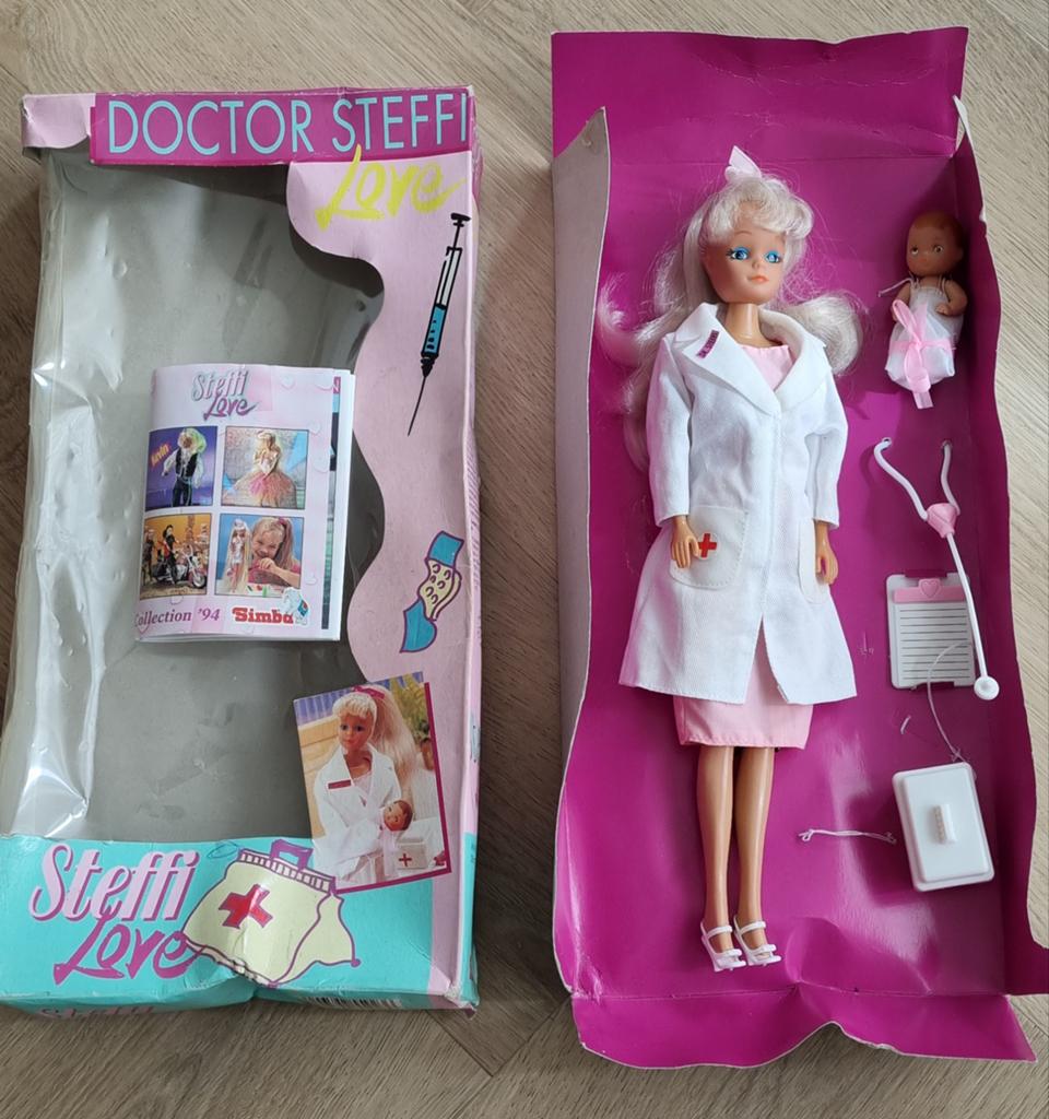 Nieuw in oude verpakking Barbie '94 Steffi Love Simba doctor, Verzamelen, Poppen, Ophalen of Verzenden, Nieuw