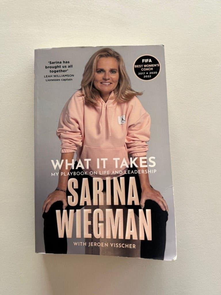 What it takes, Sarina Wiegman (Engelse versie), Ophalen of Verzenden, Zo goed als nieuw, Jeroen Visscher, Balsport