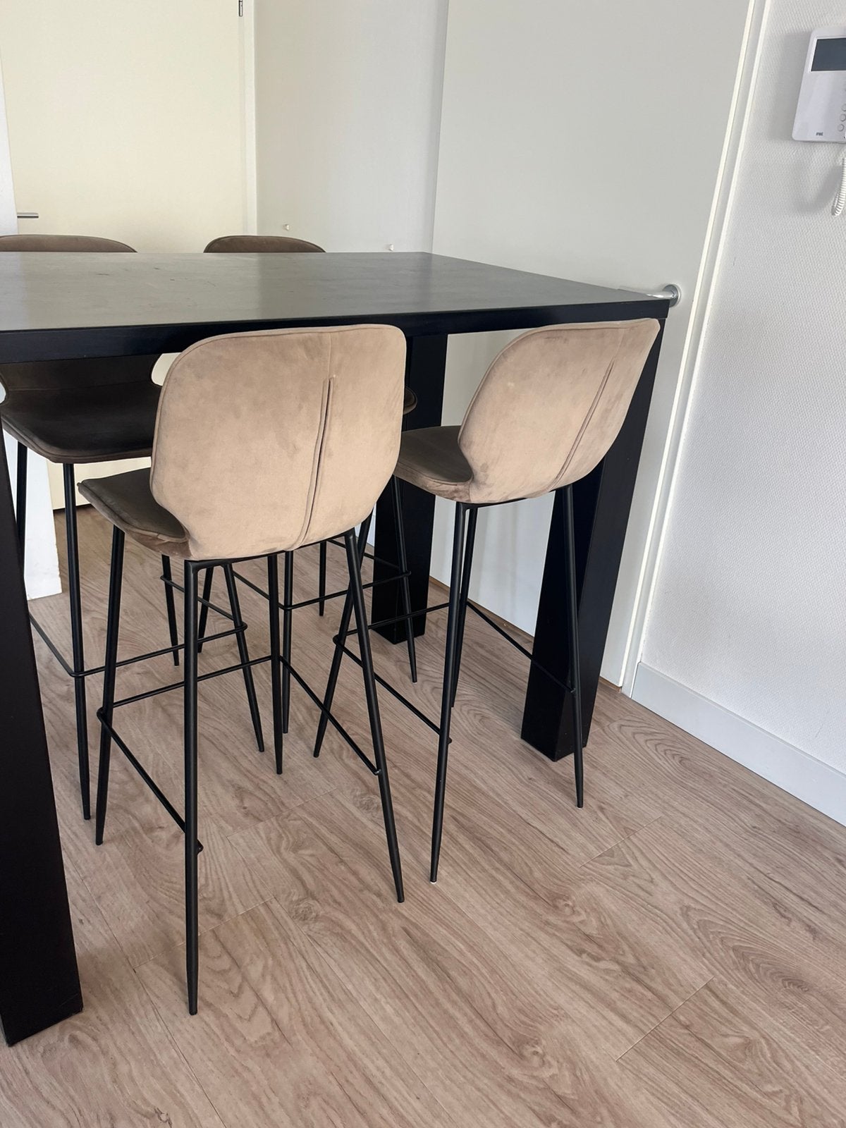 Zwarte houten bartafel met vier taupe velvet barkrukken, Ophalen, Gebruikt