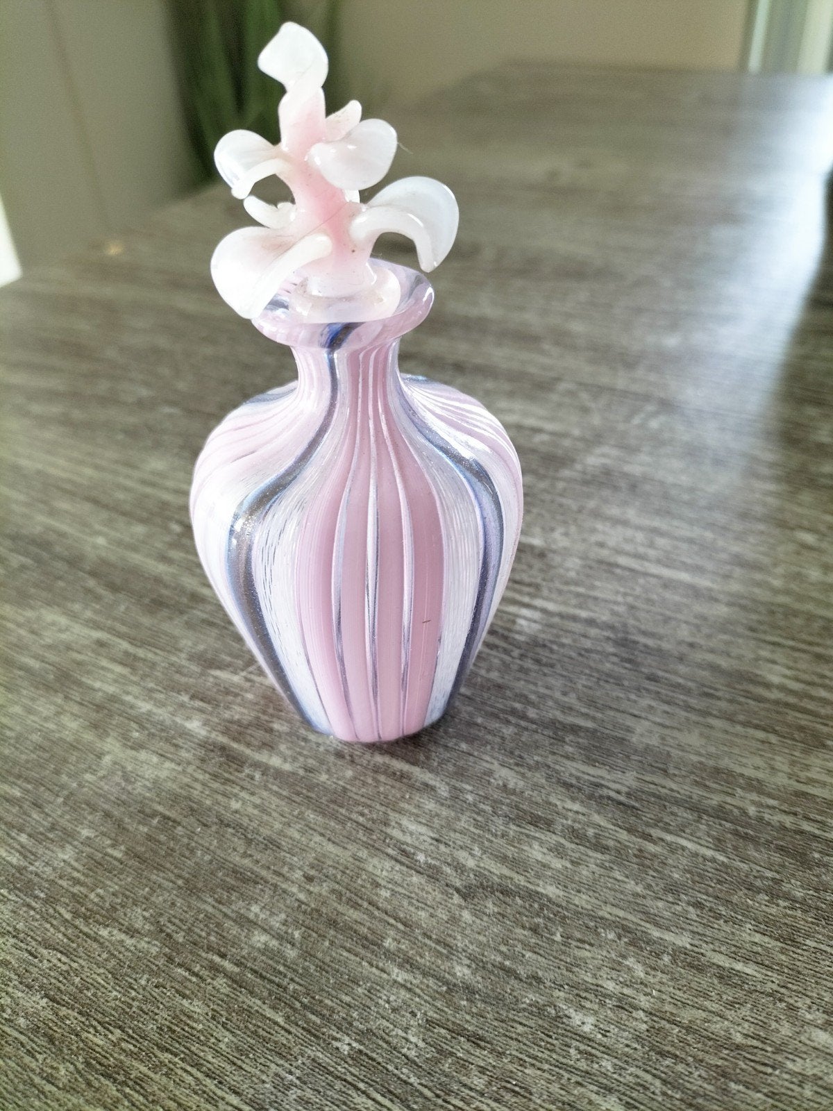 Murano parfumflesje met sculpturale bloemdop - handgeblazen, Antiek en Kunst, Verzenden